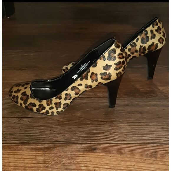 EUC Leopard "Sox Tab" Faux Hair Heels Sz 7.5 - Picture 4 of 8